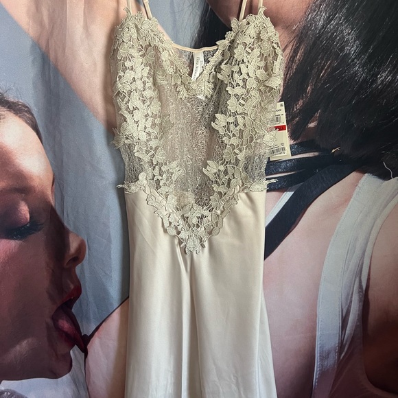 Flora Nikrooz Showstopper Charmeuse Chemise in champagne, XS, NWTs - Picture 5 of 8